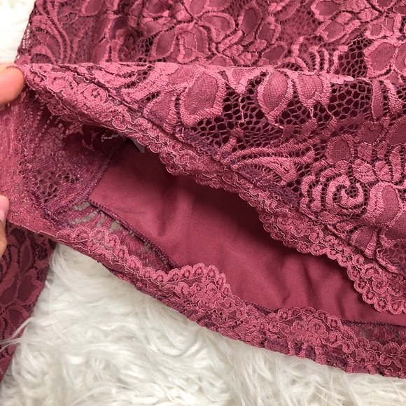 Open Shoulder Delicate Lace - Picture 4 of 5